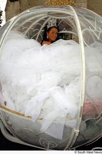 Wedding Dress Designers on The Heaviest Wedding Dress In The World Is Also One Of The Tackiest
